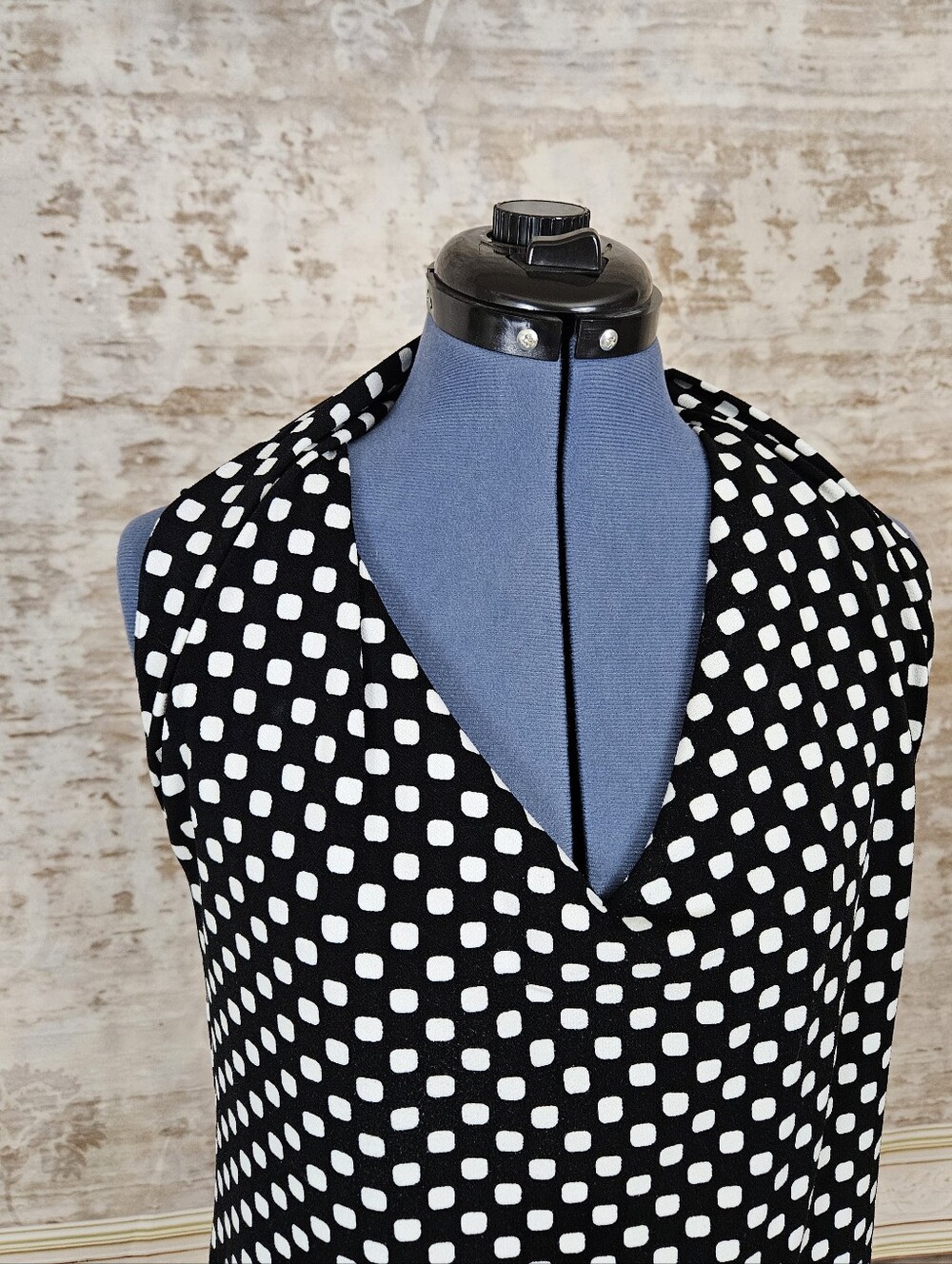 Banana Republic M Black Knit V Neck Sleeveless Tank Geometric Polka Dot - Picture 2 of 9